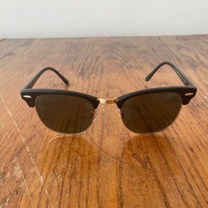 Ray-Ban RB3016 Clubmaster Classic design